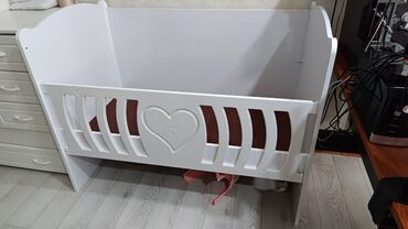 Детские кровати: Детская кроватка. В хорошем состоянии с матрасом. Без маятника 3000
