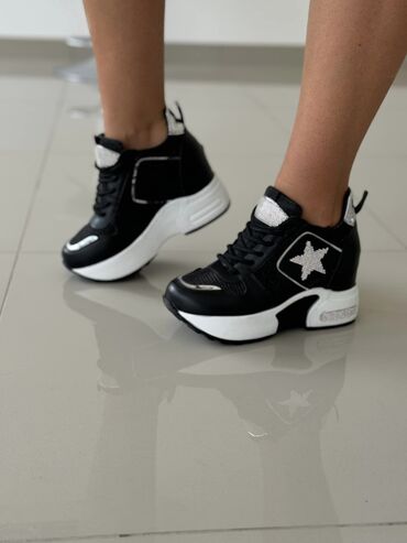 Women's Sneakers and athletic shoes: Cena 4800din
Br36-40
Skrivena peta 9cm — 3