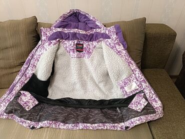 Сырткы кийимдер: Продаю лыжную куртку для девочки подростка. На рост примерно 150-160