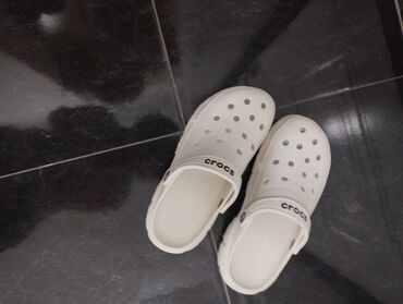 одноразовые тапочки бишкек: Классические сабо Crocs белого цвета, выполненные из легкого и