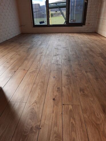 Ванны: Современная ванная комната с отделкой плиткой под мрамор. В стене — 6