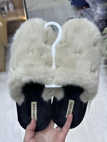 nike skepta: Домашние тапочки Omvana - Модель: открытые шлепанцы с пушистым — 1