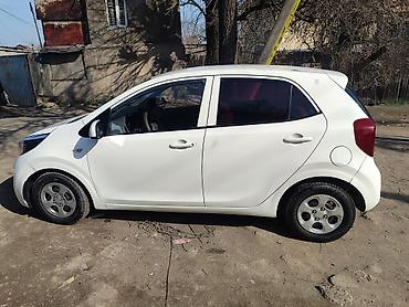 Другие автомобили: Компактный городской хэтчбек белого цвета. Пятидверная компоновка — 5