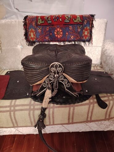 Yəhərlər: Qədimi Çərkəzi Yəhərlər—Qırmızı yəhər 1965ci il Qara yəhər isə 1968ci — 4