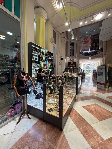 Mağazalar: Sahil metrosuna 3 dəqiqəlik məsafədə Tarqovuda yerləşən Xəqani ticarət — 4