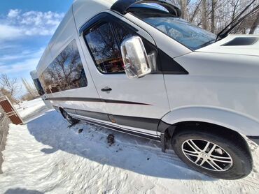 шины зимние r15: Белый пассажирский микроавтобус Mercedes-Benz Sprinter с тонированными