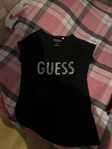 GUESS qadın t‑şörtü - Rəng: qara - Ön hissədə iri “GUESS” loqosu –