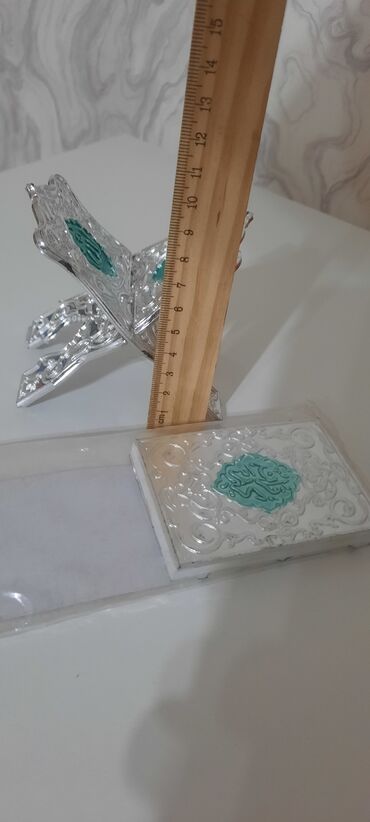 Dini kitablar: Kiçik Quran kitabı.təsbehlər plastiklər biri 1 azn.şüşələr 3 azn.2 — 3