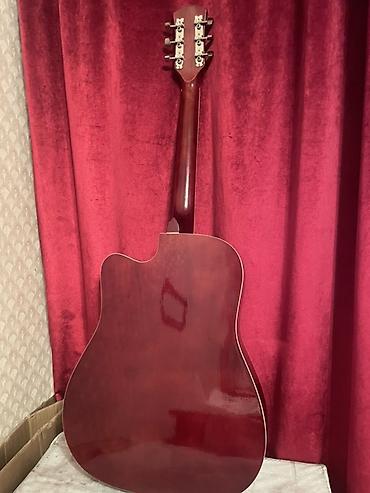 Гитары: Акустическая гитара dreadnought с вырезом (cutaway). - Корпус формата — 2