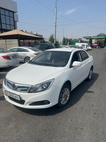 byd машина цена бишкек: Белый седан BYD e5 с классическим дизайном, 160kw без ограничение есть