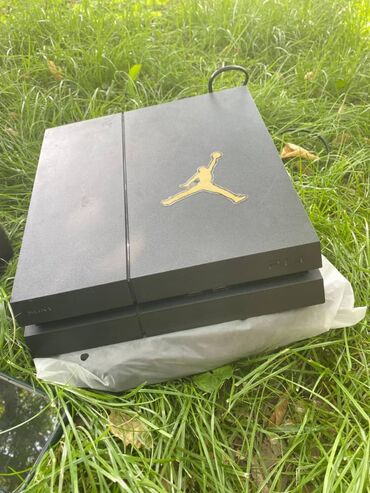 playstation 4 диск: Консоль чёрного цвета на 1000gb 2джойстика внутри плойки более 10игр и