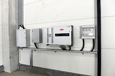 Radionice, postrojenja, fabrike: -Površina od 920m2 je podeljena u dva objekta 660m2 i 260m2. -Hala sa — 11