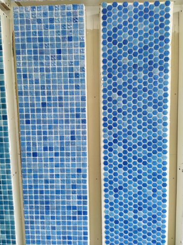 Ворота и комплектующие: Müxtəlif çalarlarda mavi rəngli, kiçik kvadrat və altıbucaqlı formalı