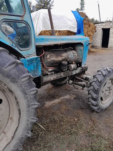 ford yuk masinlari: Texnika Xaçmaz rayonunu kəndində olur. Traktor hal hazırda sűrûlűr