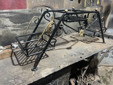 dibcek gulleri adlari: Qara rəngdə, dekorativ elementləri olan metal güldan. İki səviyyəli