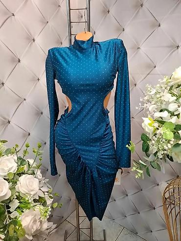 ferari kacket: Elegantna midi haljina sa dugim rukavima i visokim okovratnikom. Model — 1
