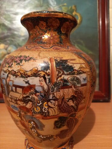 Vaza, ukrasni predmet sa istočnjačkim motivima Visina 22,5 cm, obim