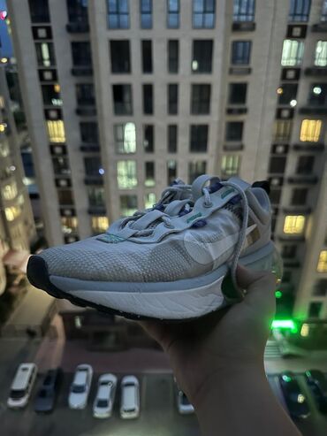 обувь белая: Продаю беговые кроссовки Nike Air max 2021.Имеют кислотно-белый