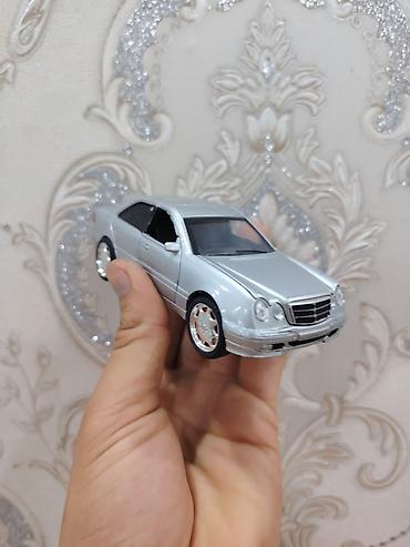 İncəsənət və kolleksiyalar: Model maşın – metal korpuslu, gümüşü rəngdə sedan. Detallı salon və — 2