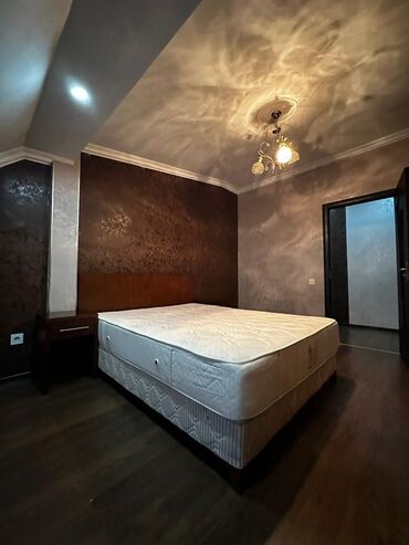 Uzunmüddətli kirayə mənzillər: Kirayə üçün tam mebellı 2 otaqlı mansard tipli mənzil. - Geniş qonaq — 2