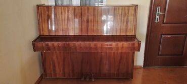 Pianolar: Ağac teksturalı, klassik üslubda akustik upright piano. - Parlaq