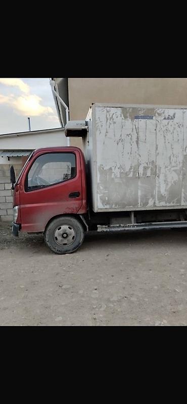 Грузовик-рефрижератор Foton Aumark красного цвета с холодильным
