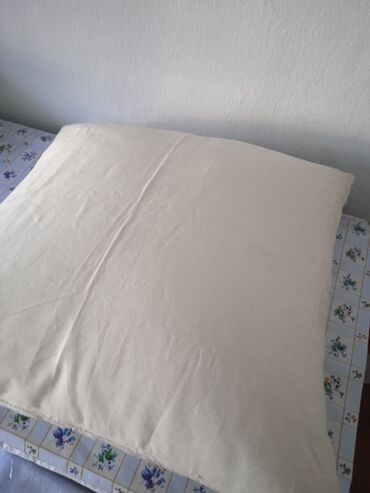 подушки декор: Продам подушку(5 шт ) (перовые) размер 66/63 цена за штуку, если все