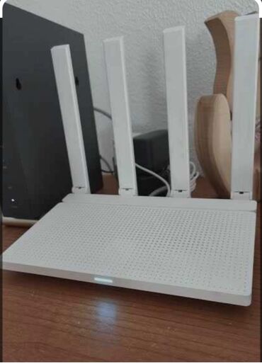 nar mobile modem: Ağ rəngli 4 antenalı Wi‑Fi router - 4 ədəd yüksək qazanclı xarici