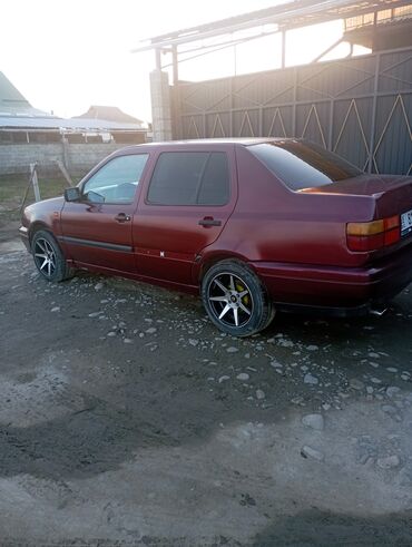 тойета камри: Volkswagen Vento: 1994 г., 1.6 л, Механика, Бензин, Седан