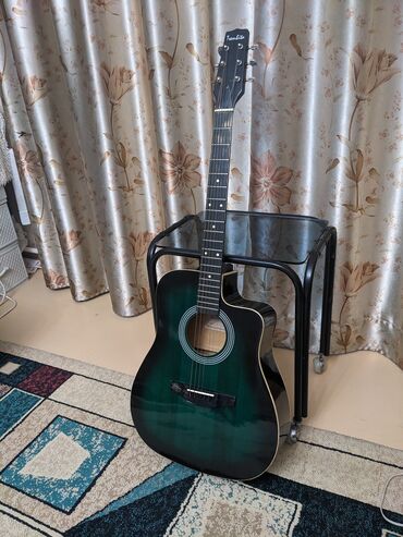 студийные микрофоны: Акустическая гитара Trembita, тип корпуса Dreadnought с вырезом