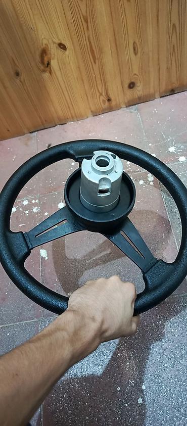 MOMO sükan dəsti – sport tipli - 3-şüalı, qara metal mərkəz və “MOMO”