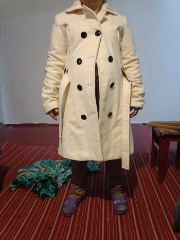 Другая женская одежда: Молочного света продаётся молодёжный хорошая пальто звоните