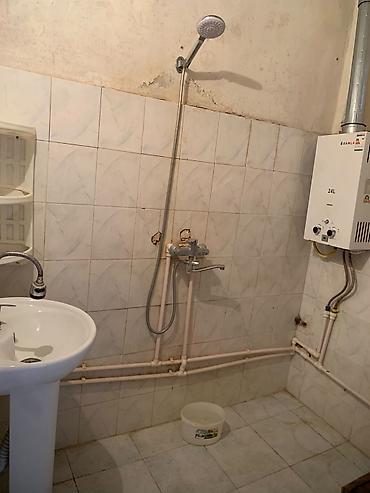 sedmoyda kiraye bina evleri: Təcili satılır.Sahil qəsəbəsi,Emin Quliyev küçəsində 3 otaqlı, hamam — 6