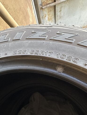 зимнии шины: Шины 225 / 65 / R 17, Зима, Б/у, Комплект, Легковые, Bridgestone