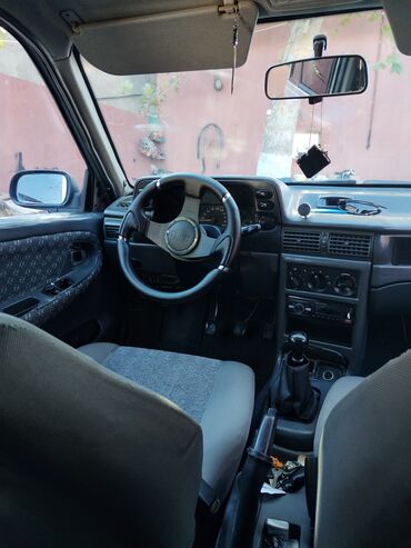 Daewoo: Daewoo Nexia sedan, gümüşü rəng. Kompakt və geniş salonlu şəhər — 9