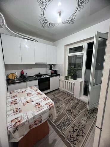 продажа комнаты в квартире: Уютная квартира с функциональной планировкой. Кухня оборудована белыми
