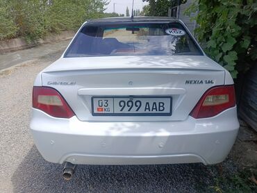 прирора машина: Белый седан Chevrolet Nexia 1.6L, оснащенный номерным знаком "03 999