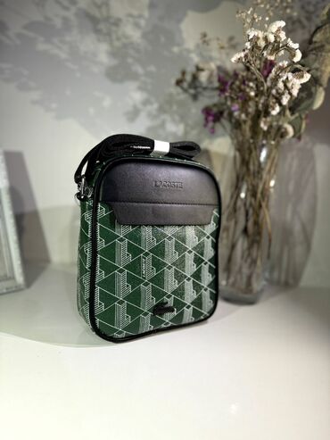 зеленую сумку: Продаю барсетку Lacoste😍 Отличное качество, удобное в ношении. Есть