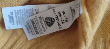 Ostala ženska odeća: Tanke bluze 200,srednje debljine300,vuneni demperi 500 na lalafo.rs — 12 Ostala ženska odeća: Tanke bluze 200,srednje debljine300,vuneni demperi 500 — 12