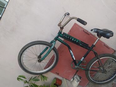 BMX velosipedi müxtəlif hündürlükdə olan sükan və oturacaq