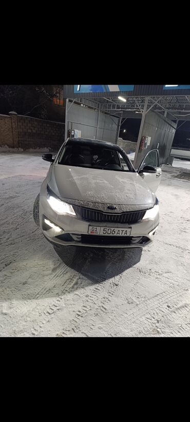 кия сол: Белый седан Kia к5 с черной крышей, оснащенный светодиодными фарами и
