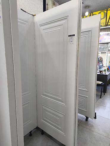 Ağ rəngli daxili otaq qapısı - Klassik panelli dizayn: yuxarı, orta