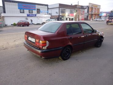 двигатели на мотоблок: Седан Volkswagen J бордового цвета, оснащенный четырьмя дверями. Кузов