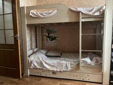 детские двухъярусные кровати в бишкеке цены: Двухъярусная кровать из светлого дерева, оптимизирующая пространство в