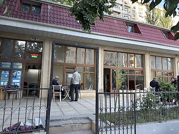 satılık cafe: Obyektin 2 ci mertebesi temirsizdir 7 kabineti 1 boyuk zali 1 metbexi — 2