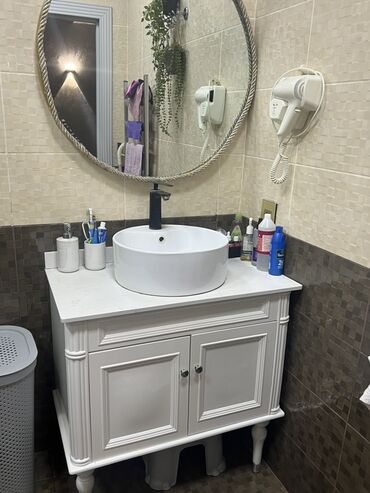 hamam əşyaları: COX TECİLİ Ağ rəngdə, dolablı və ayaqlı lavabo dəsti. Üstündə ağ