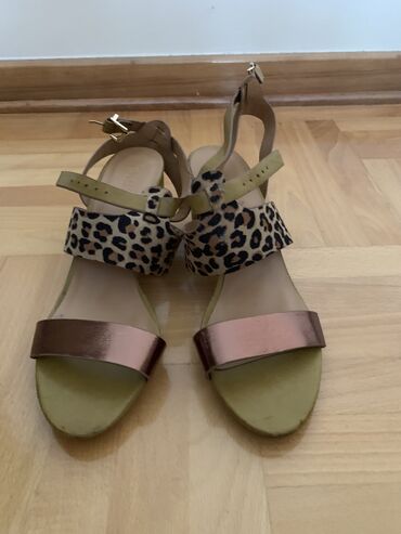 Personal Items: Sandals, 40