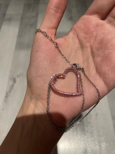 ogrlica din: Ogrlica u obliku srca sa Swarovski cirkonima koji svetlucaju. U