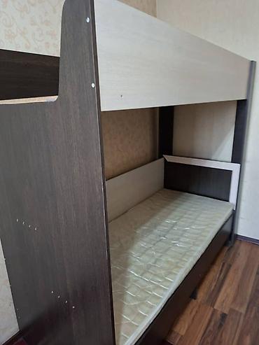 bunk bed: Двухъярусная кровать с нижним спальным местом и защитными бортиками — 2