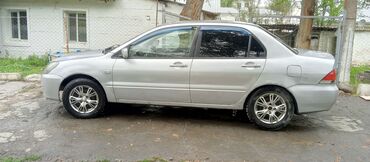 Mitsubishi: Серебристый седан Mitsubishi Lancer с четырехдверным кузовом, идеально — 3